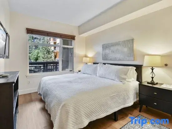 Unequalled Ski in Out, Next to Gondola, Sundial 1BR, Pool, Hot tub, Condo Nast Winner C316B