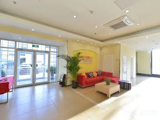 Home Inn (Beijing International Exhibition Center Liufang Metro Station)