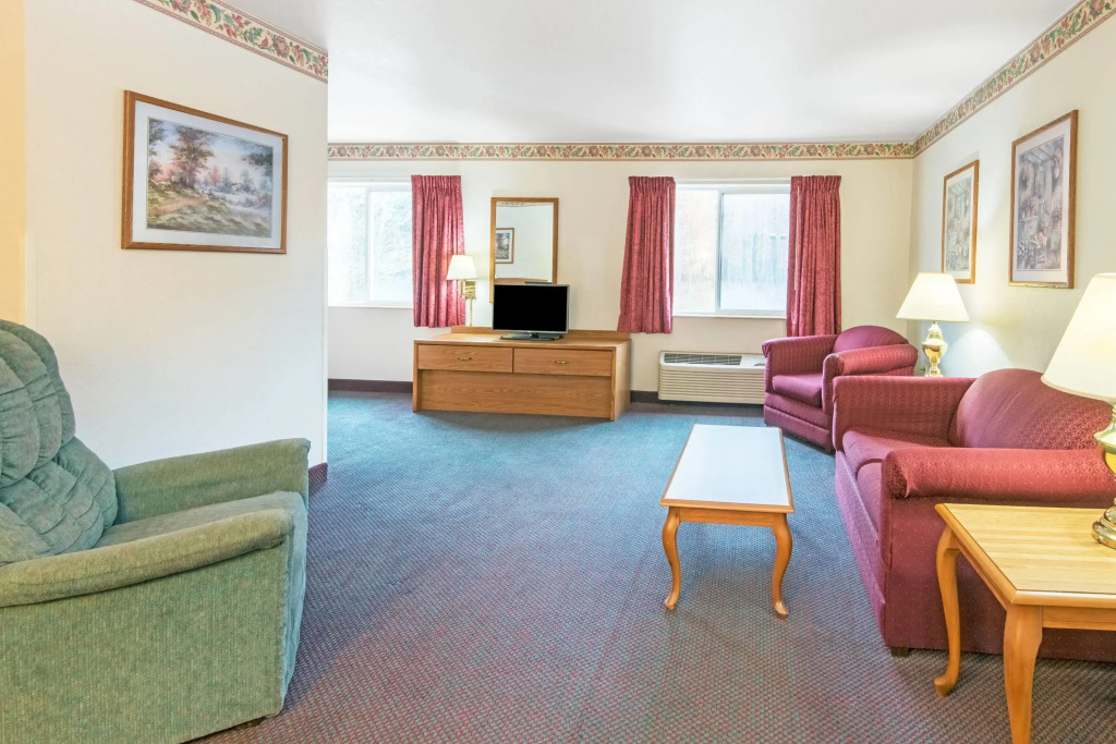 Super 8 by Wyndham Richfield Cleveland