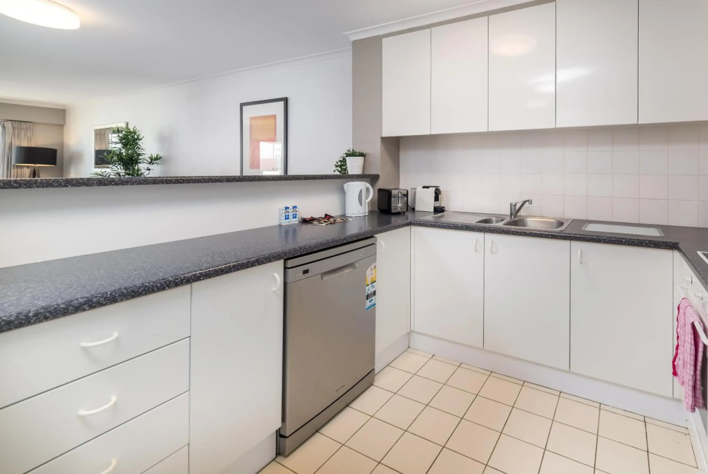 2BR 2Bath L8 Executive Apartment, in City Centre