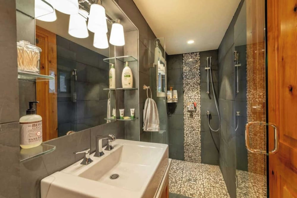 Henderson by Avantstay Lake View! Walk to Beach, Garwoods & More!