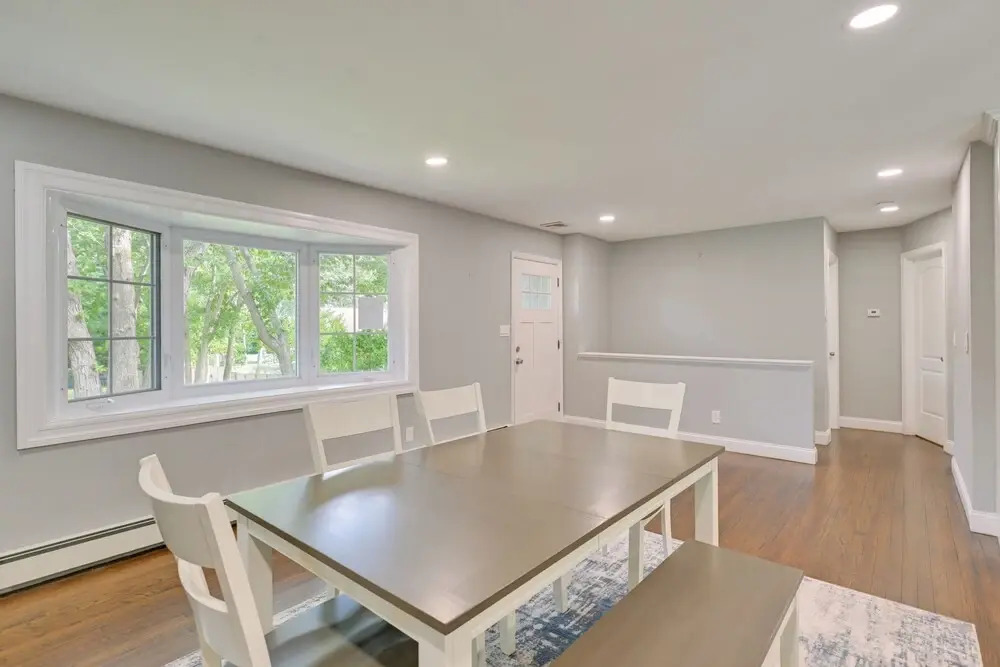 Hampton Bays Retreat: Walk to Squires Beach!