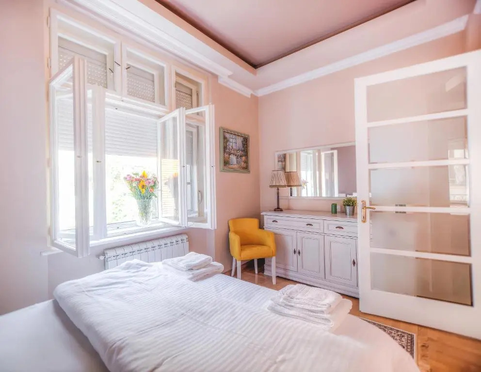 Crown Apartment - Your Royal Stay