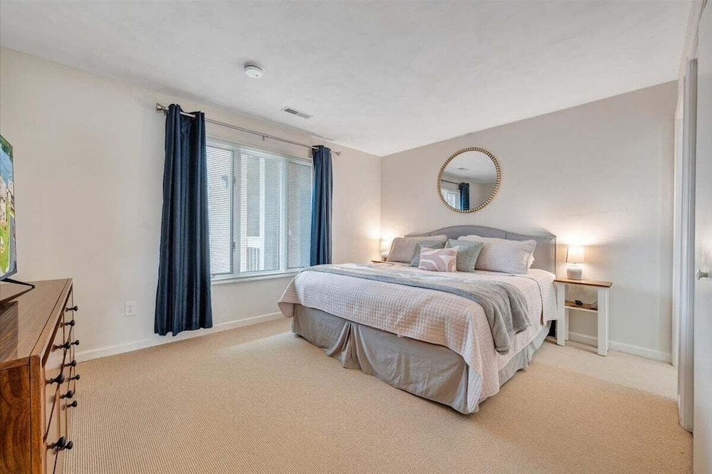Lake Vibes - Pet Friendly Lakefront Condo!