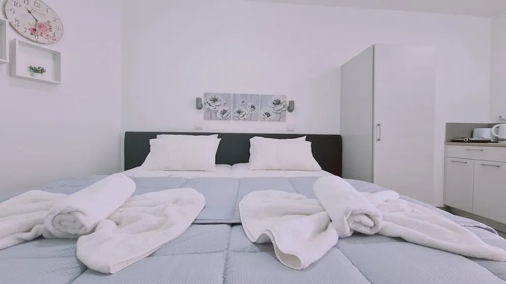 100 AN - Napa Living 18