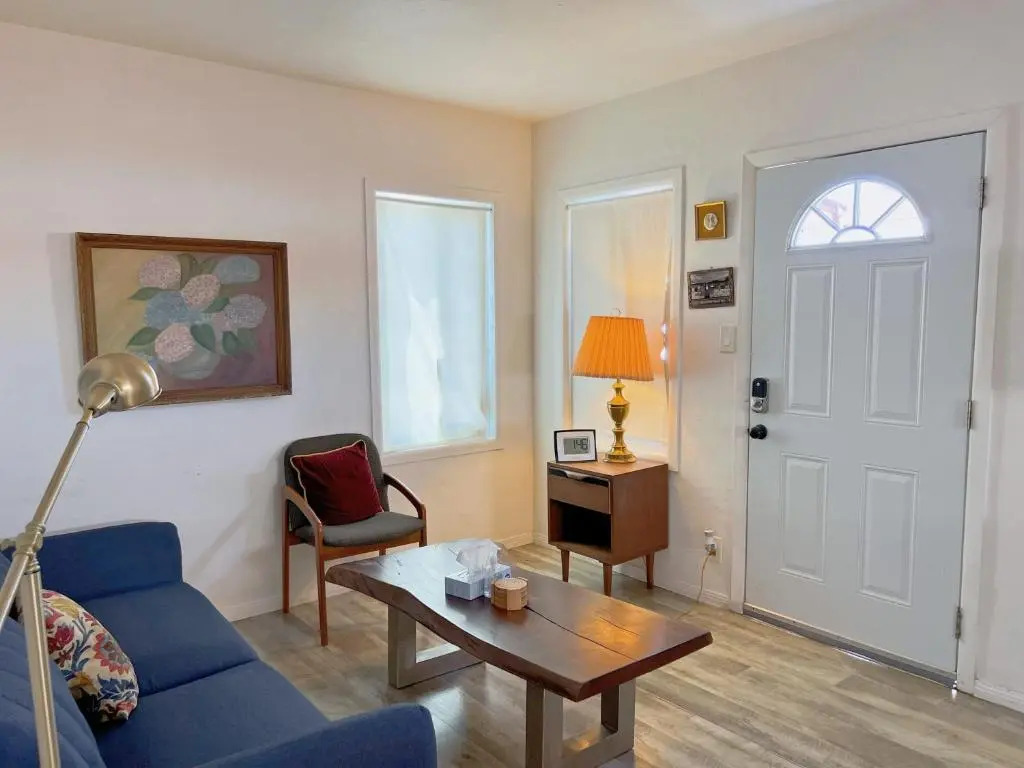 Newly remodeled 1 bed, 1 bath home near LAX, Forum