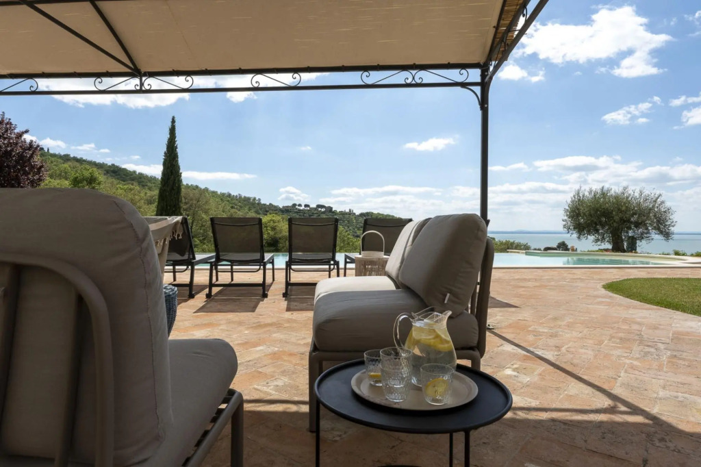 Villa Trasimena is a property with great character, located in a truly enviable position overlooking-Villa Trasimena
