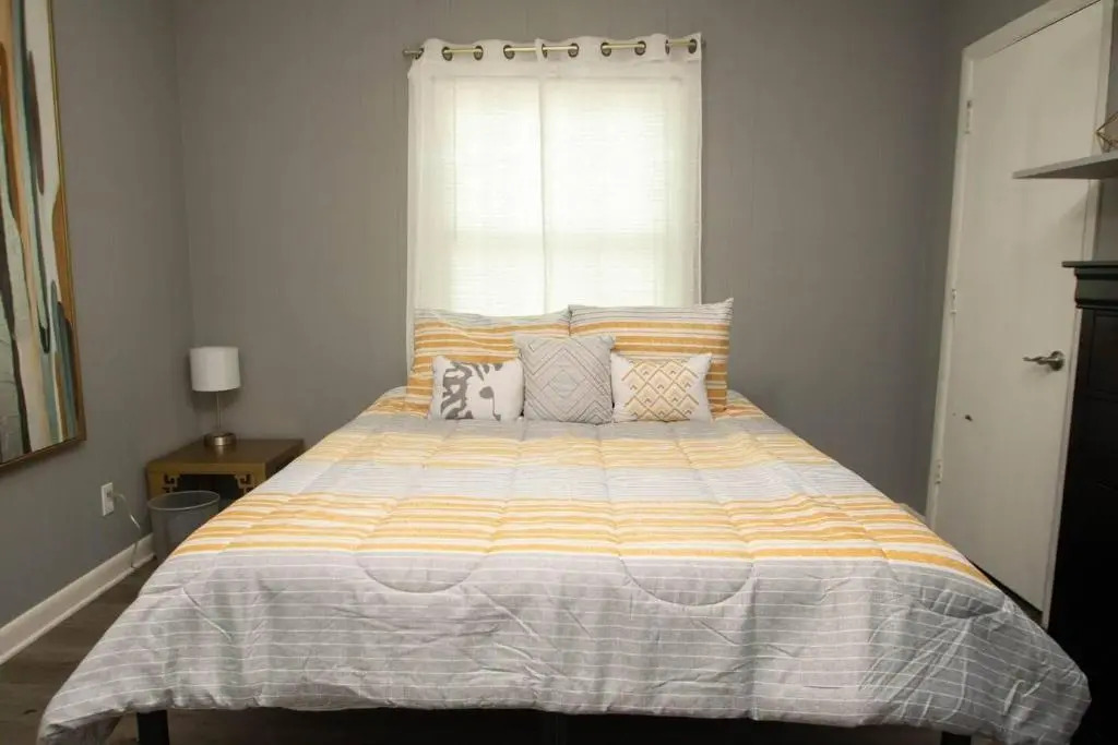 House - Sleeps 8 - Parking - Malls Close