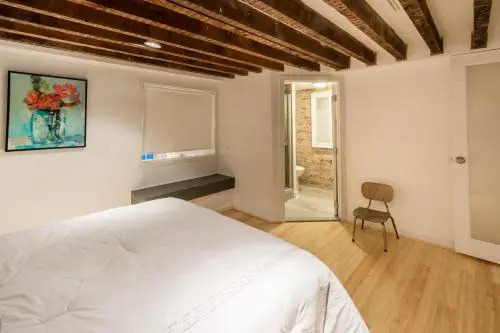 LazyKey Suites - Stylish 2BD Loft in the Heart of Old City