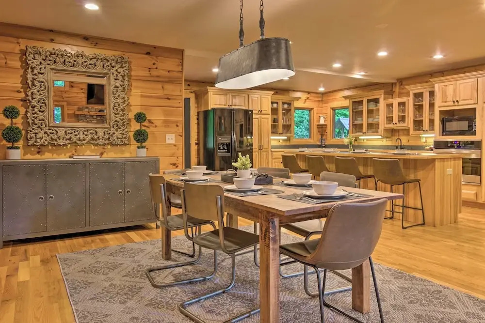 7 Mi to Ski Slopes: Mars Hill Cabin w/ Hot Tub!