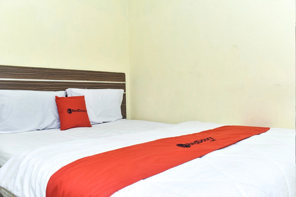 RedDoorz  near Pantai Losari 3