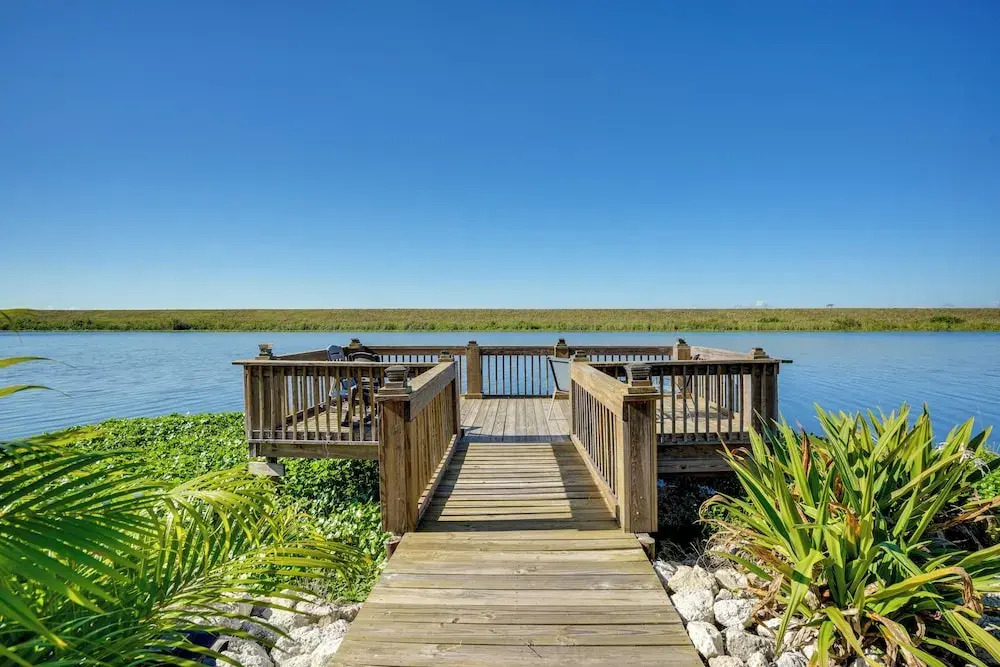 Lake Okeechobee Dockside Cabin w/ Pool Access