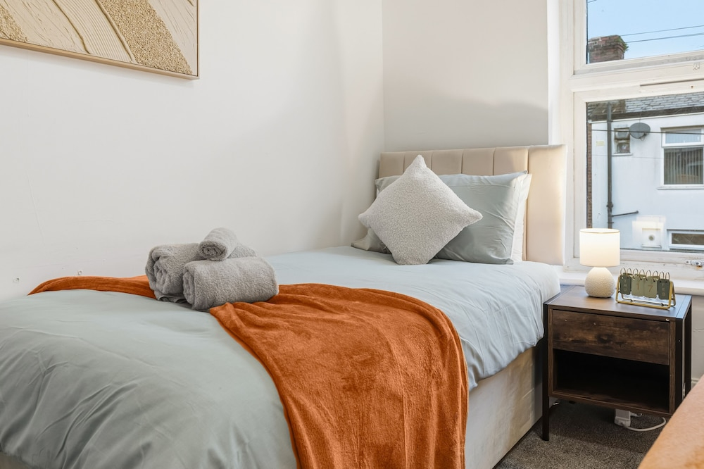 House - Sleeps 6 - On Street Parking
