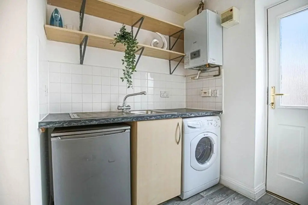 Large 6 Bedroom House with Free Parking, Smart TV with Netflix, Fast Wifi, Air Hockey & Garden by Yoko Property
