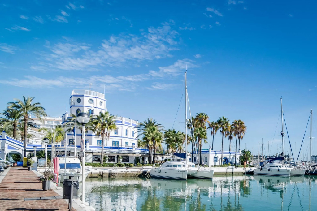LAE13.1D- Apotel  Estepona hills by Roomservices