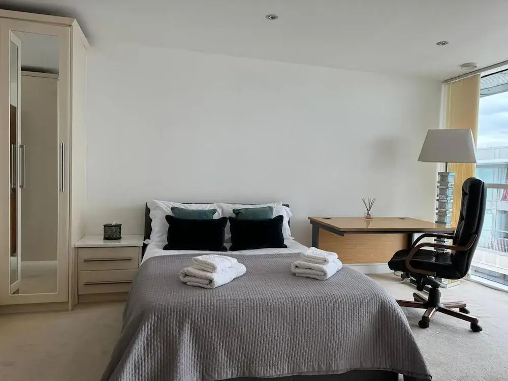 Royal Docks Luxury 3 Bedroom Apartment