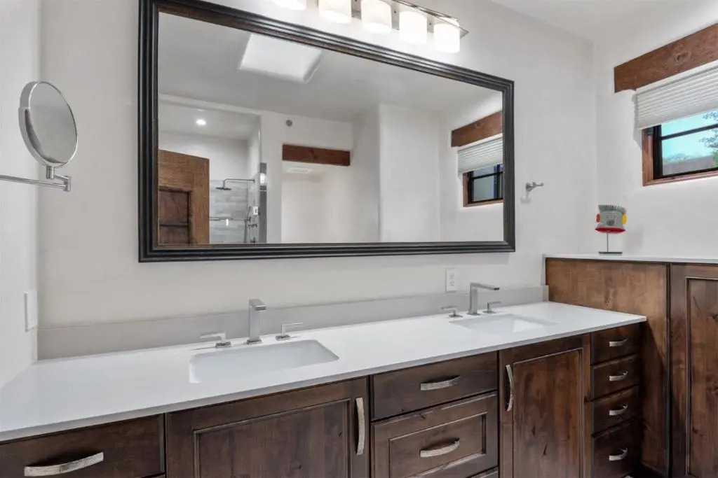 Alameda Escondido - Historic East Side Luxury, Walk Everywhere