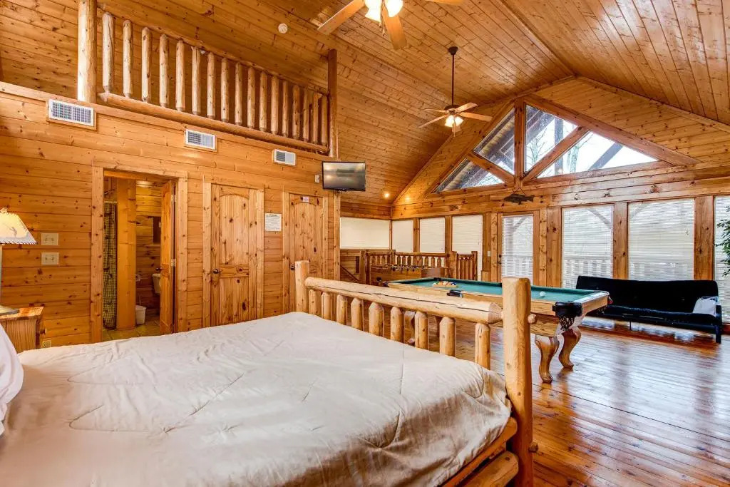 Secret Romance, 2 Bedrooms, Sleeps 8, Pool Table, Hot Tub, Arcade