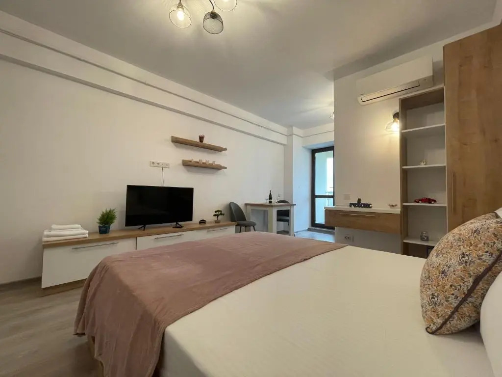 DEKO Apartments & Studios Near Palas Mall - Parking Option