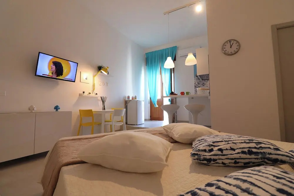 Casa Maya Modern Open-space Apartment Steps From Otrantos Seafront