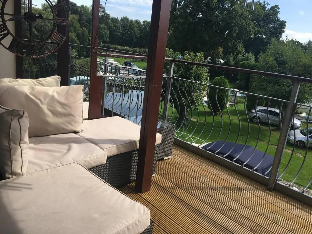 Waterfront House 3 BR Parking St Neots Town Centre
