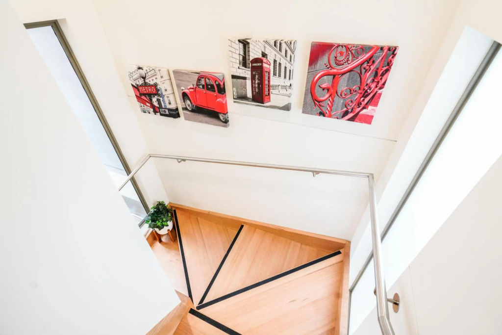 U201 Brunswick Living Top floor Balcony Close to APT and CBD Free Wifi Tram at Doorstep