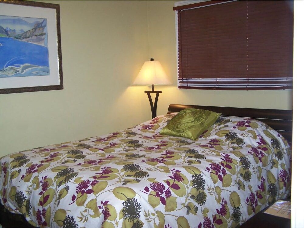 Auberge Kicking Horse Guest House