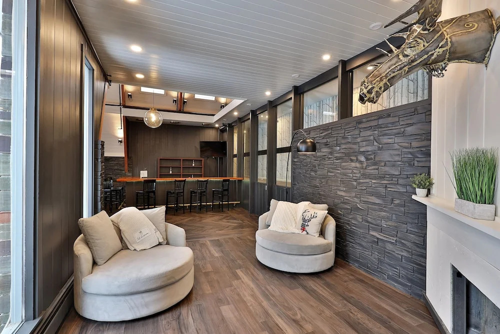 Rent An Inn! Takeover the Birch Ridge with your group, Mountain Lodge- 11 Rooms, Bar, Fireplace, 28ppl home