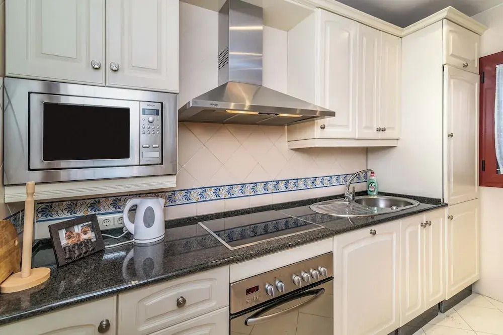 Luxury 2-bed Apartment Elviria - Pool, Sauna & gym