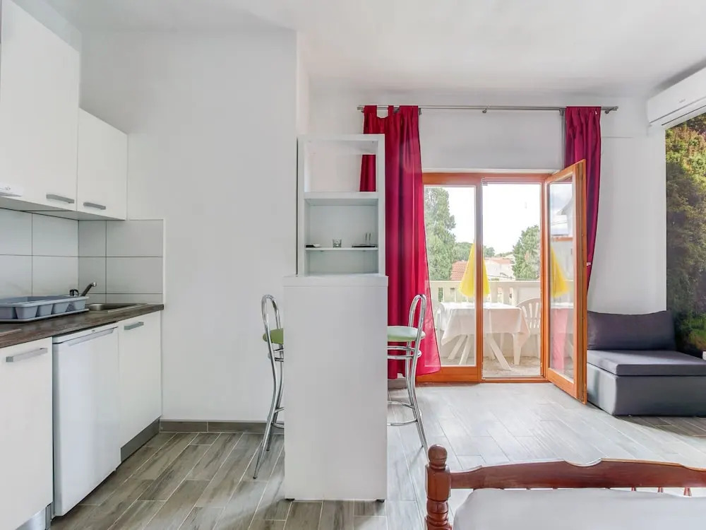 Simplistic Holiday Home in Sumartin near Sea Beach
