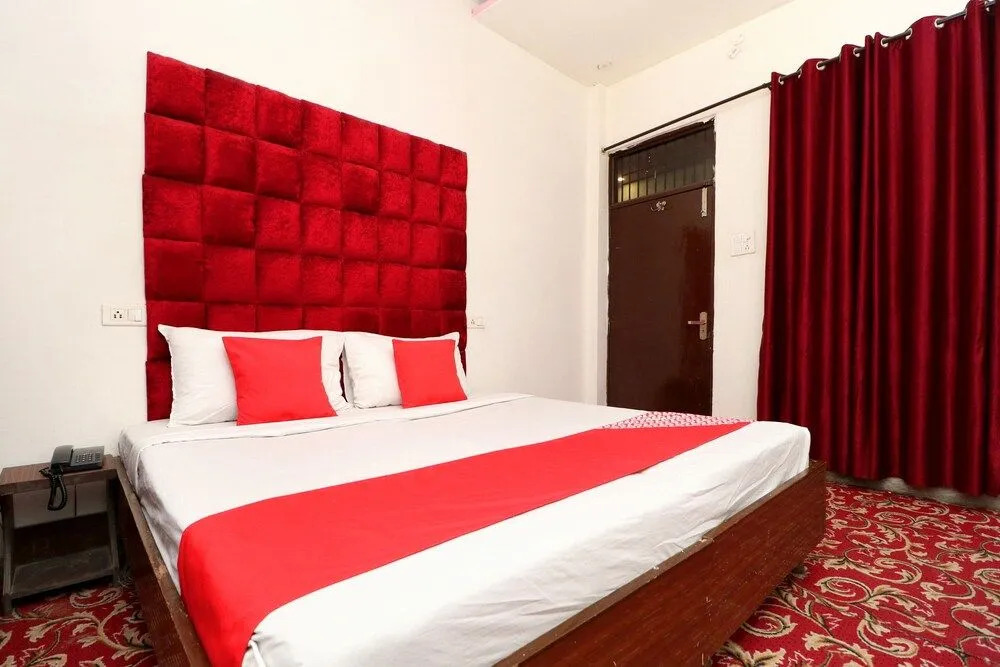 OYO 24066 Hotel Rr Villa