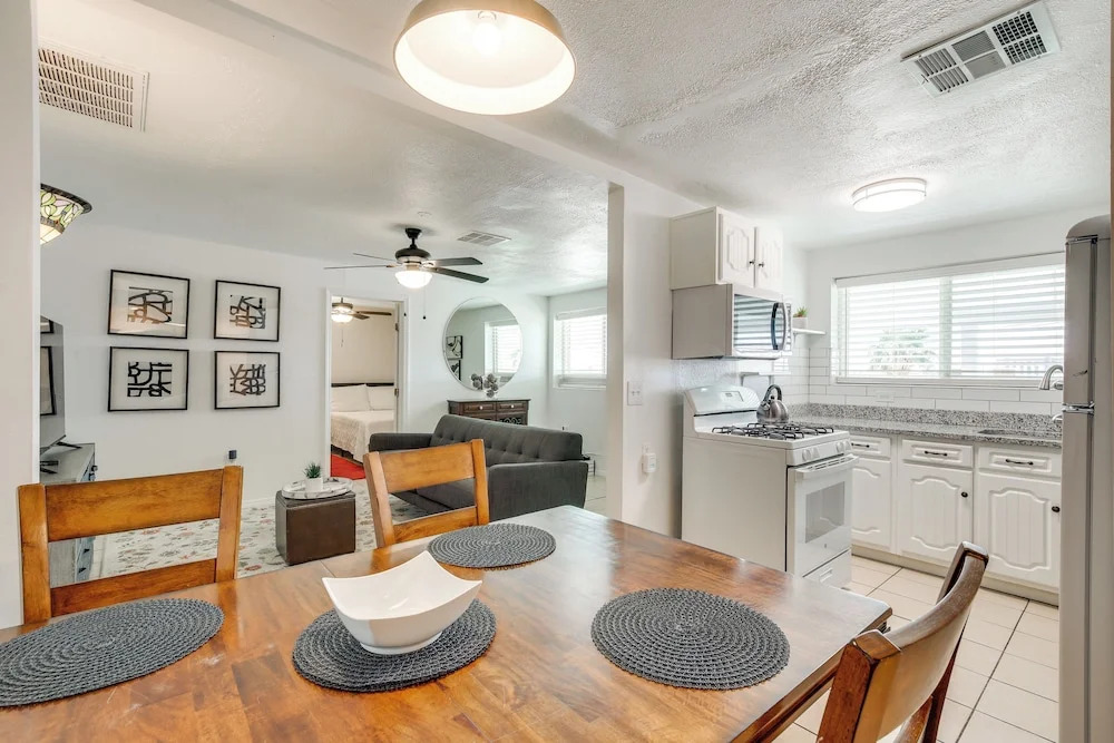 El Paso Home ~ 2 Mi to University Medical Center!