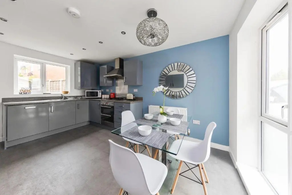 Royal House Wolverhampton - Perfect for Contractors & Large Groups