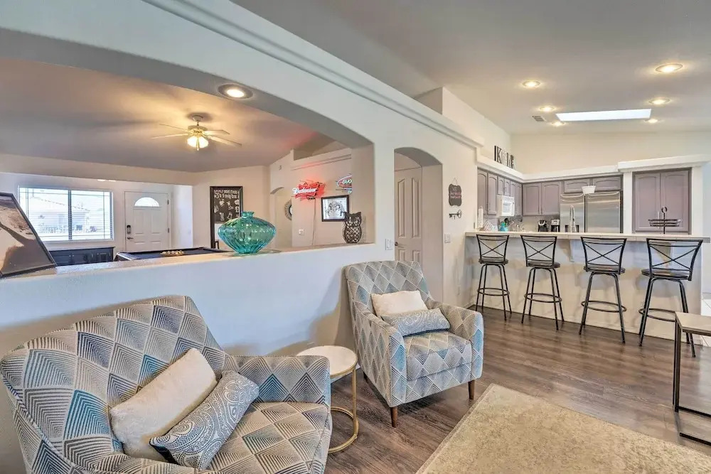 Central Lake Havasu City House: Grill & EV Charger