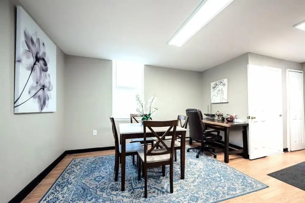 The Terrace at Park Place 2nd Floor Walk up -cozy 2 Bedroom Fast Wifi Free Coffee