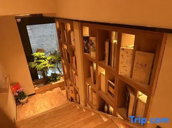 Loushi‑Youming Homestay (Wuyi Square IFS International Finance Centre Branch)