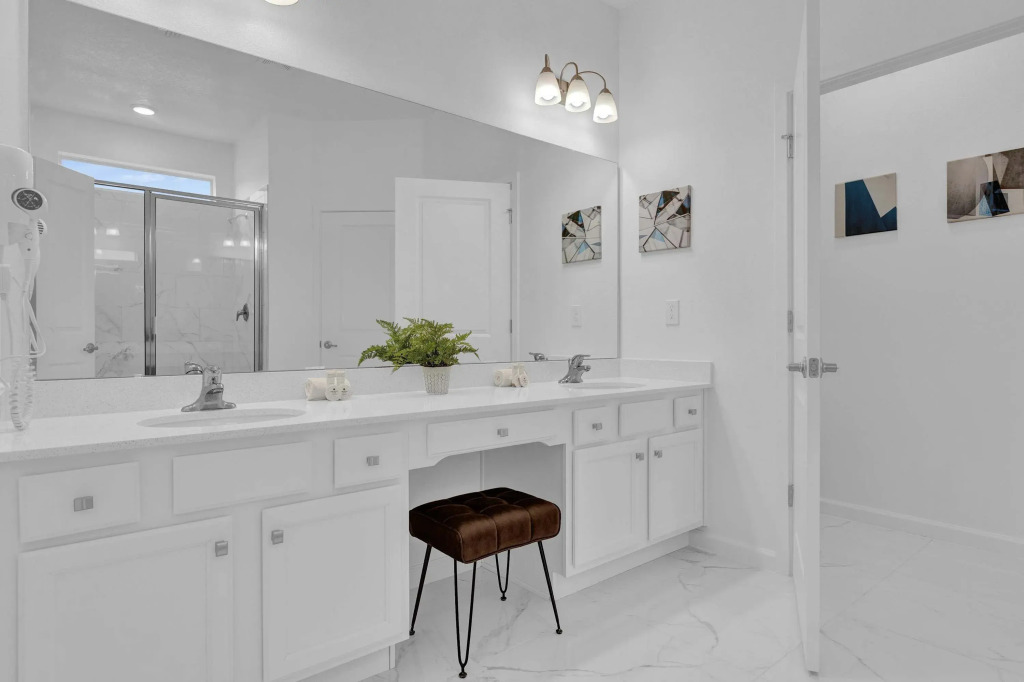 Luxury Home - ALL the Extras - Sleeps 39