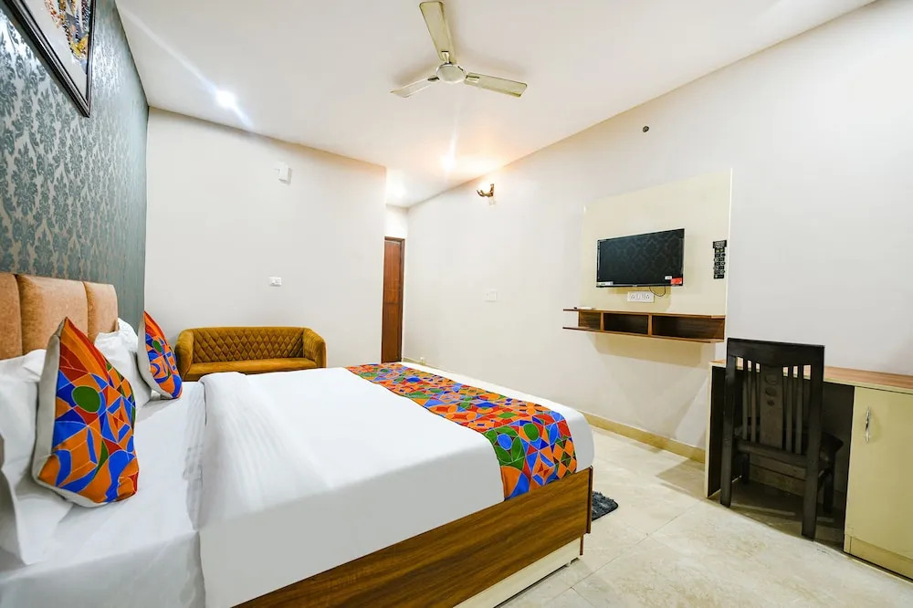 Fabhotel Moon Lite