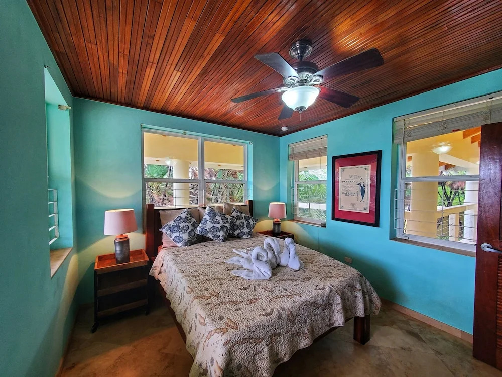 Lucky Duck Villa - Private Beach Escape