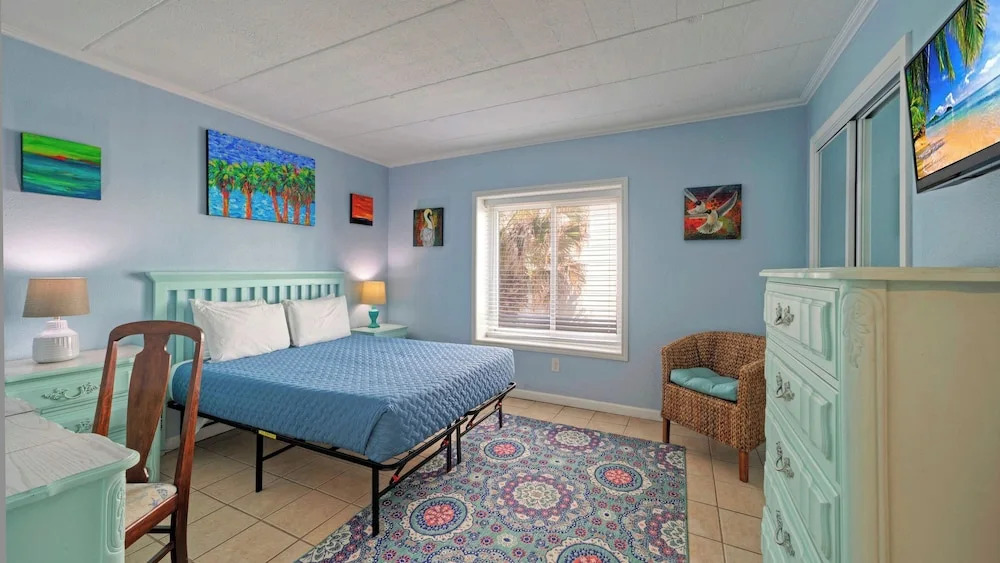 Sleeps 18 2 Beachfront Condos, Pool, Pickleball Courts Island Retreat