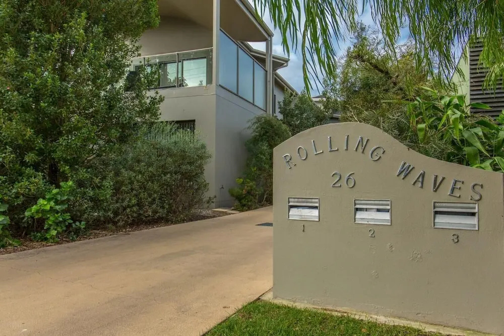 'Rolling Waves 2' on Ocean Drive
