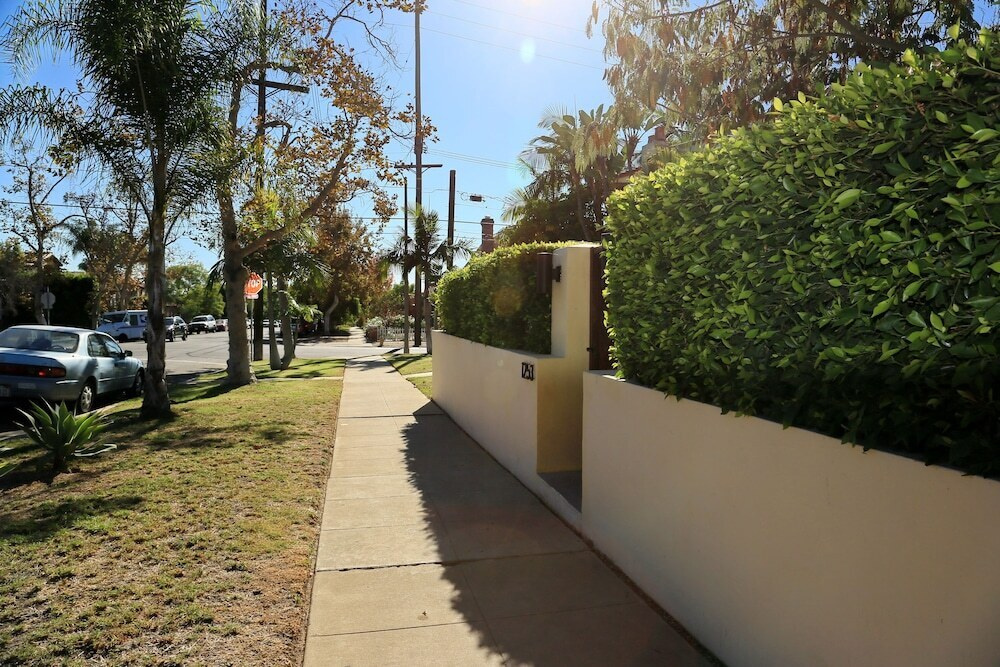 Wilshire Vista One Bedroom Vacation House - RUD 82201