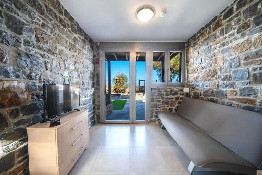 TerraZeus - Stone House Beachfront 1