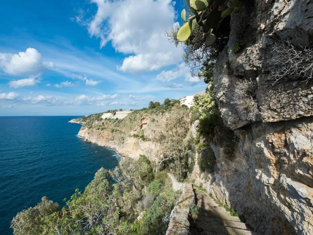 Una Scogliera sul Mare con Piscina