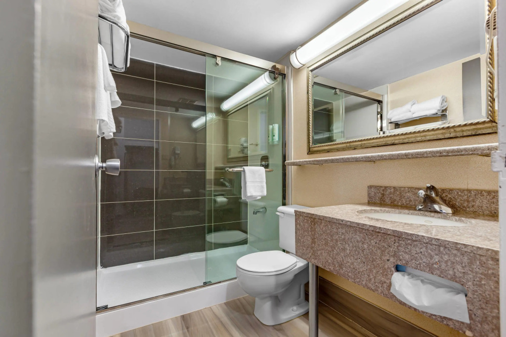 Quality Inn & Suites 5585 Ambler Drive Mississauga Ontario