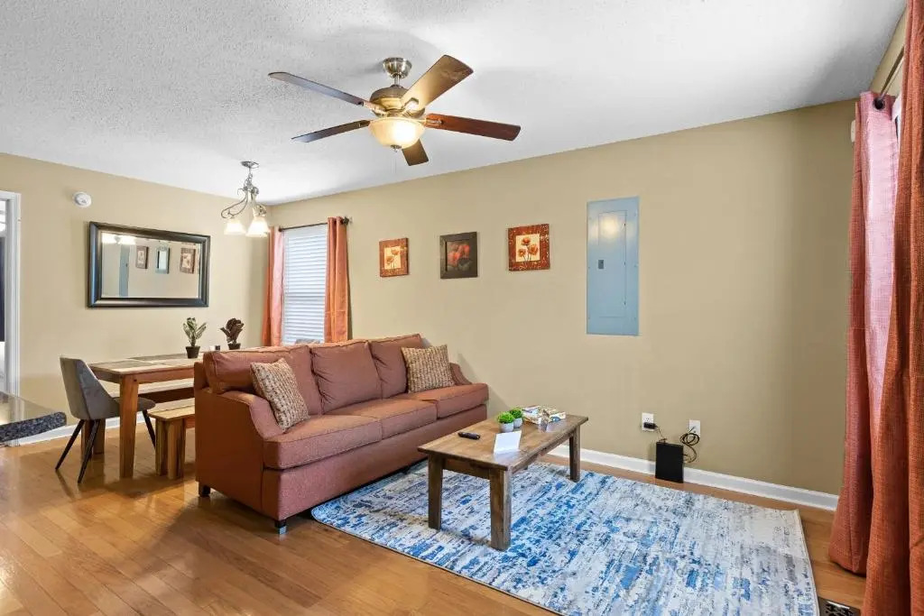 The Elmwood Farmhouse- 10 Mins to Downtown Chattanooga