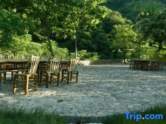 Qianlu Xiangju Hostel
