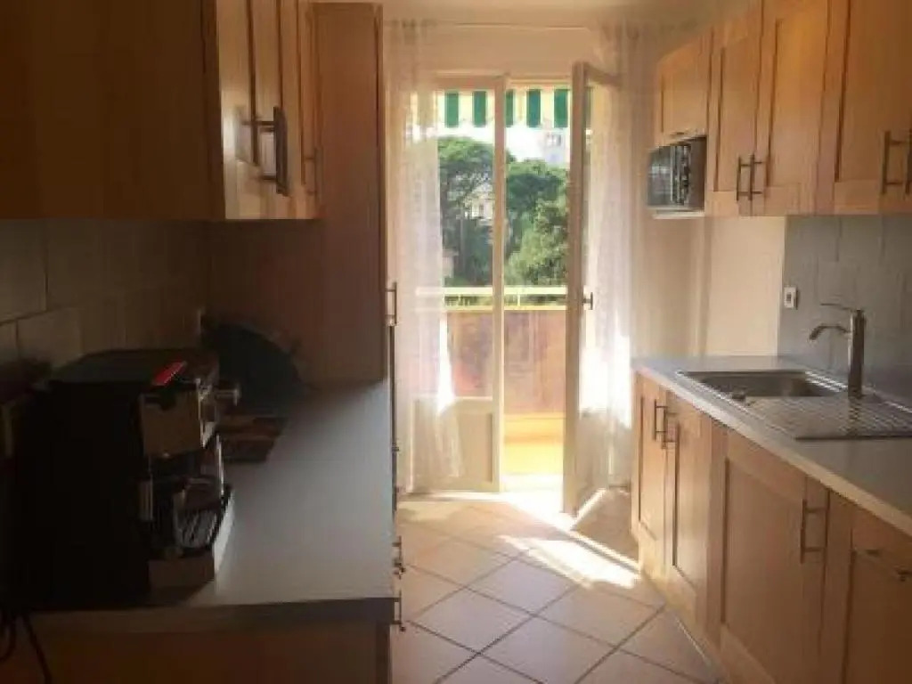 Pleasant 2 Bed Apartment in the Calm Palm Beach Area of Cannes With Beaches Nearby on all Sides - 1525