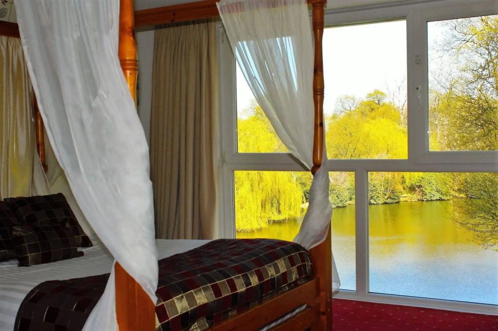 Inn On The Lake