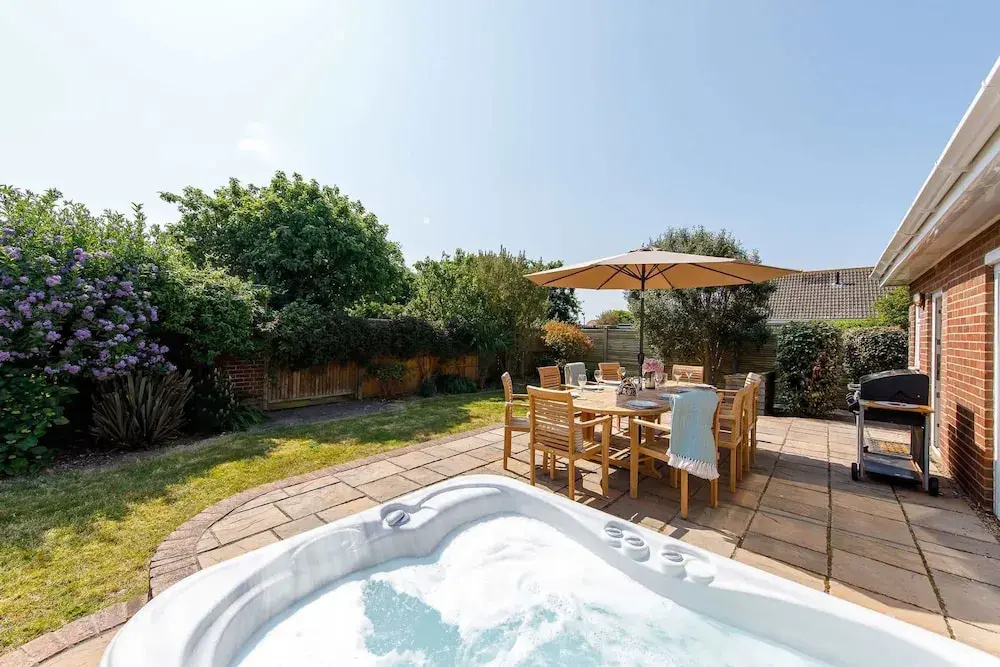 Beach House for 10 With hot tub Garden